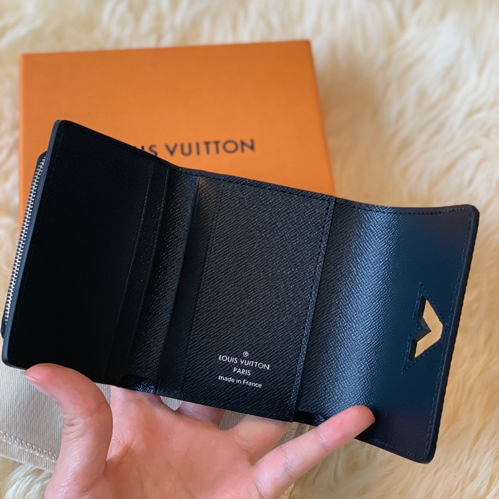 Not for sale*** Authentic Louis Vuitton compact - Picture 3 of 7